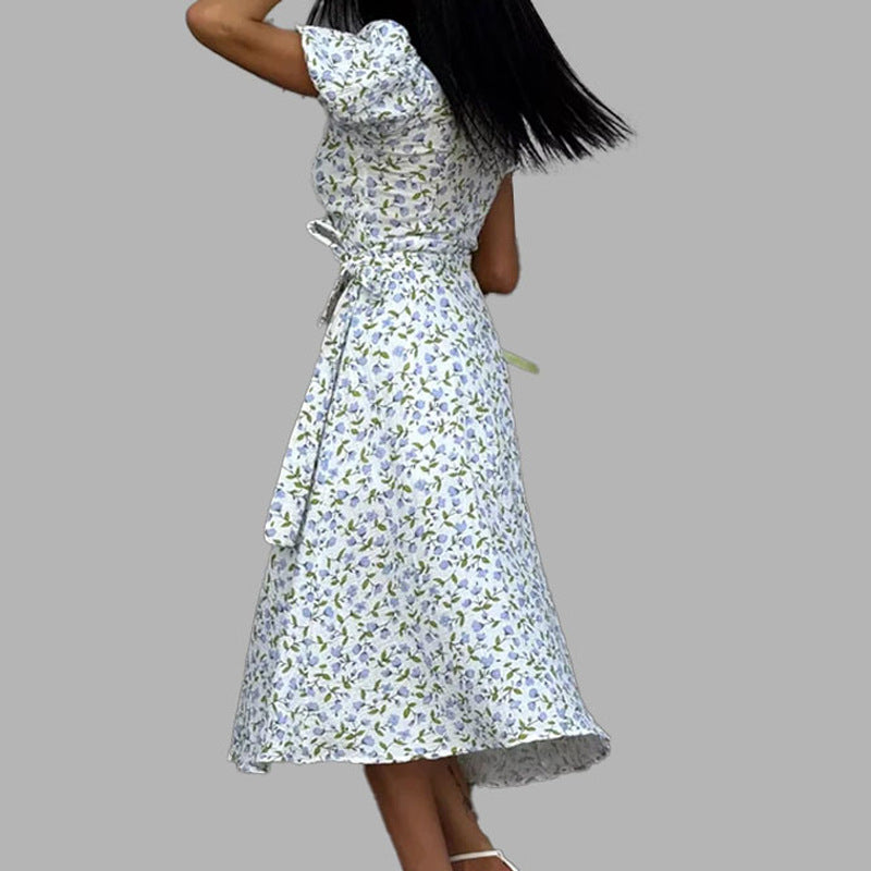 Robe portefeuille pour femmes avec des manches bouffantes volumineuses et des embellissements floraux Levoire