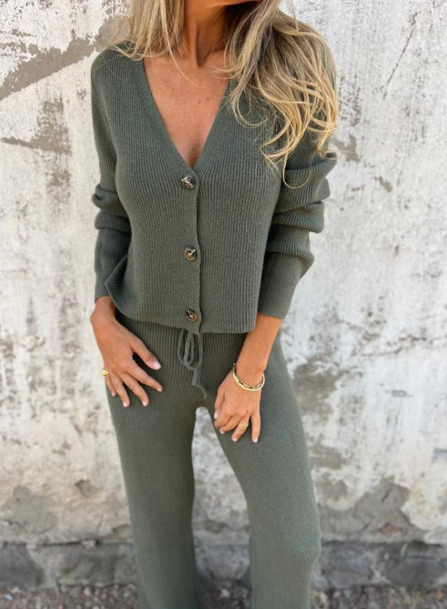 Costume tricoté pour femme avec décolleté en V profond et détails de boutons élégants Levoire