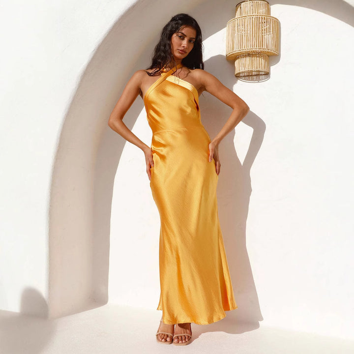 Robe de soirée longue en satin pour femme avec coupe asymétrique et détails de sangle raffinés Levoire