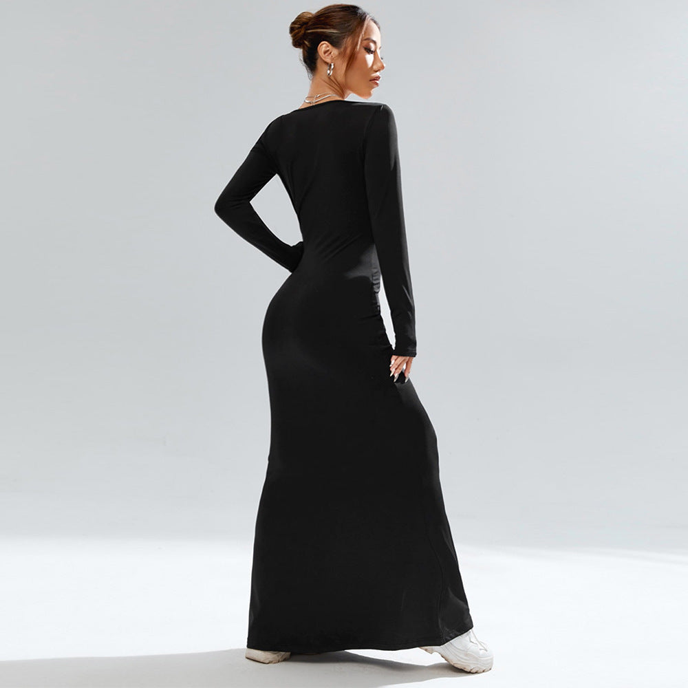 Robe maxi élégante pour femmes avec un décolleté carré inhabituel et une silhouette flatteuse.