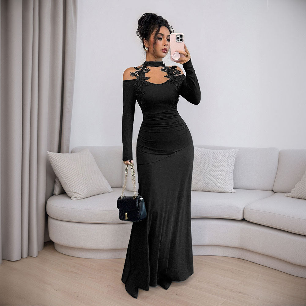 Robe de soirée ajustée pour femmes avec design à bretelles dénudées et accents floraux Levoire