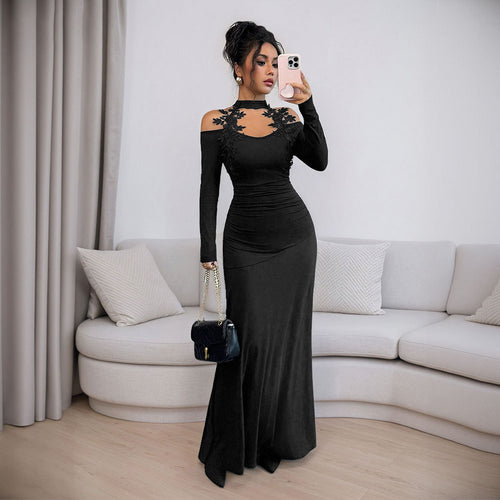 Robe de soirée ajustée pour femmes avec design à bretelles dénudées et accents floraux Levoire