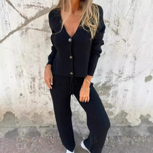 Costume tricoté pour femme avec décolleté en V profond et détails de boutons élégants Levoire