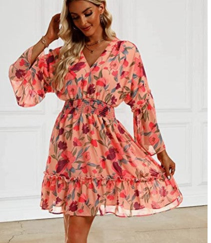 Robe décontractée pour femmes avec une silhouette aérienne et un design floral Levoire