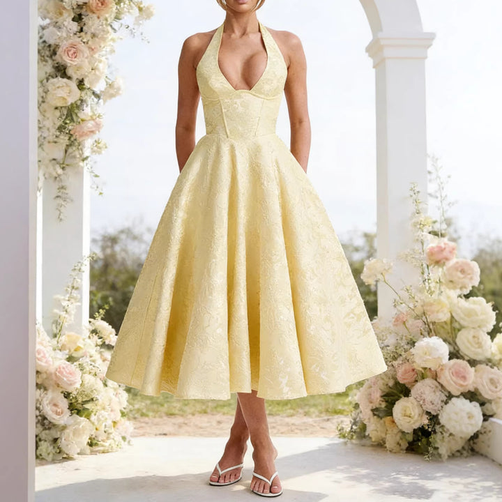 Robe de mariée élégante pour femmes avec un col halter sophistiqué et une jupe fluide Levoire