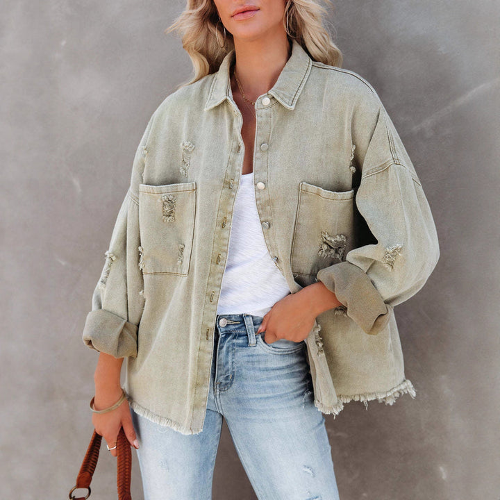 Veste en denim oversized pour femme avec ourlet effiloché et design boutonnable Levoire