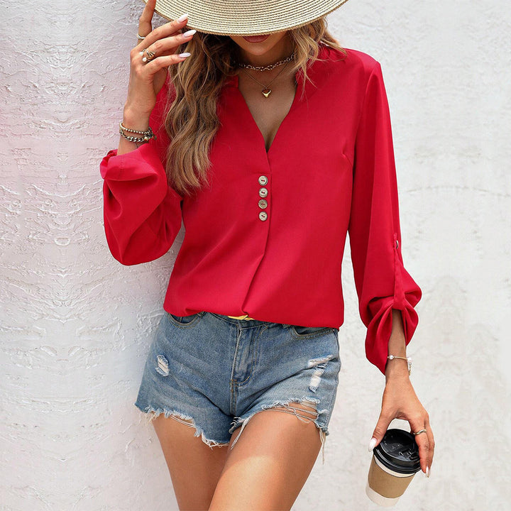 Blouse pour femmes avec des détails de boutons élégants et un chic col en V Levoire