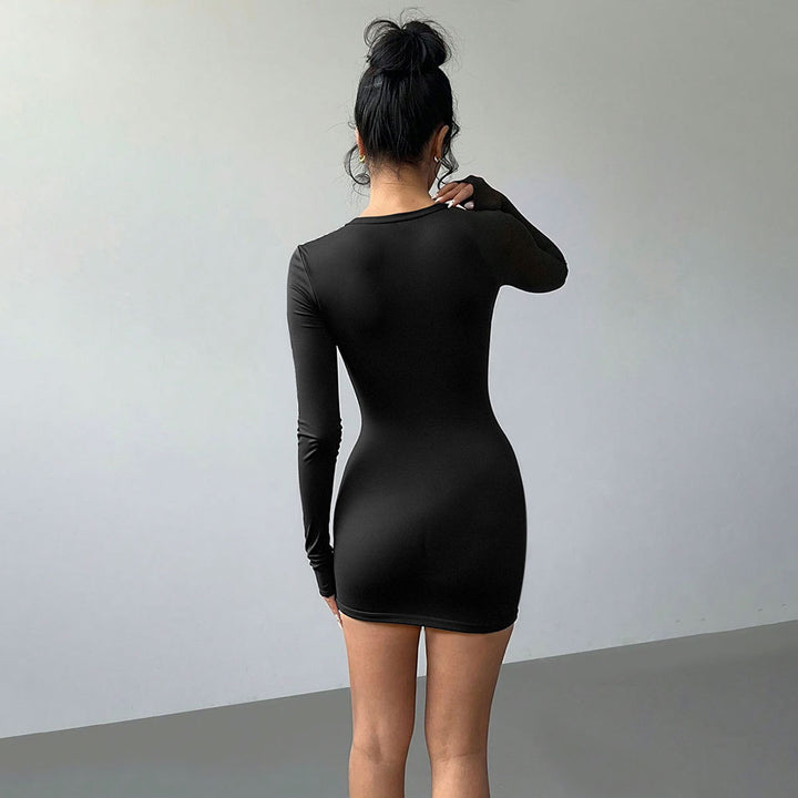 Robe mini ajustée pour femmes avec un design sophistiqué à découpe et à longues manches Levoire