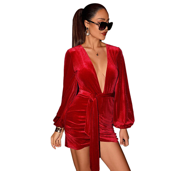 Robe enroulée glamour pour femmes avec décolleté en V profond et drapé sophistiqué Levoire