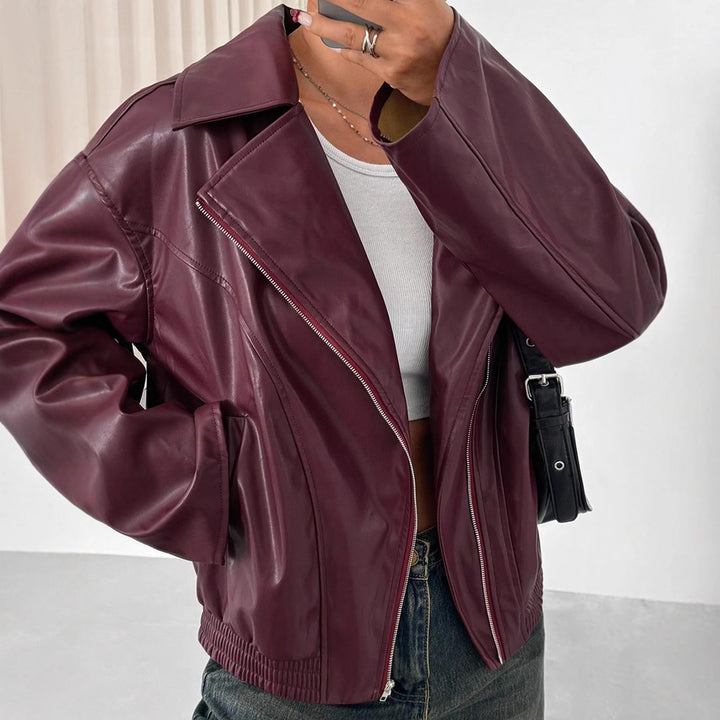 Veste en faux cuir pour femmes dans un style surdimensionné tendance avec des détails de fermeture éclair étroits Levoire