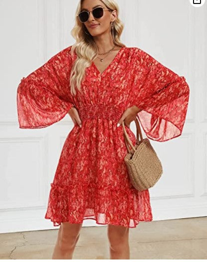 Robe décontractée pour femmes avec une silhouette aérienne et un design floral Levoire