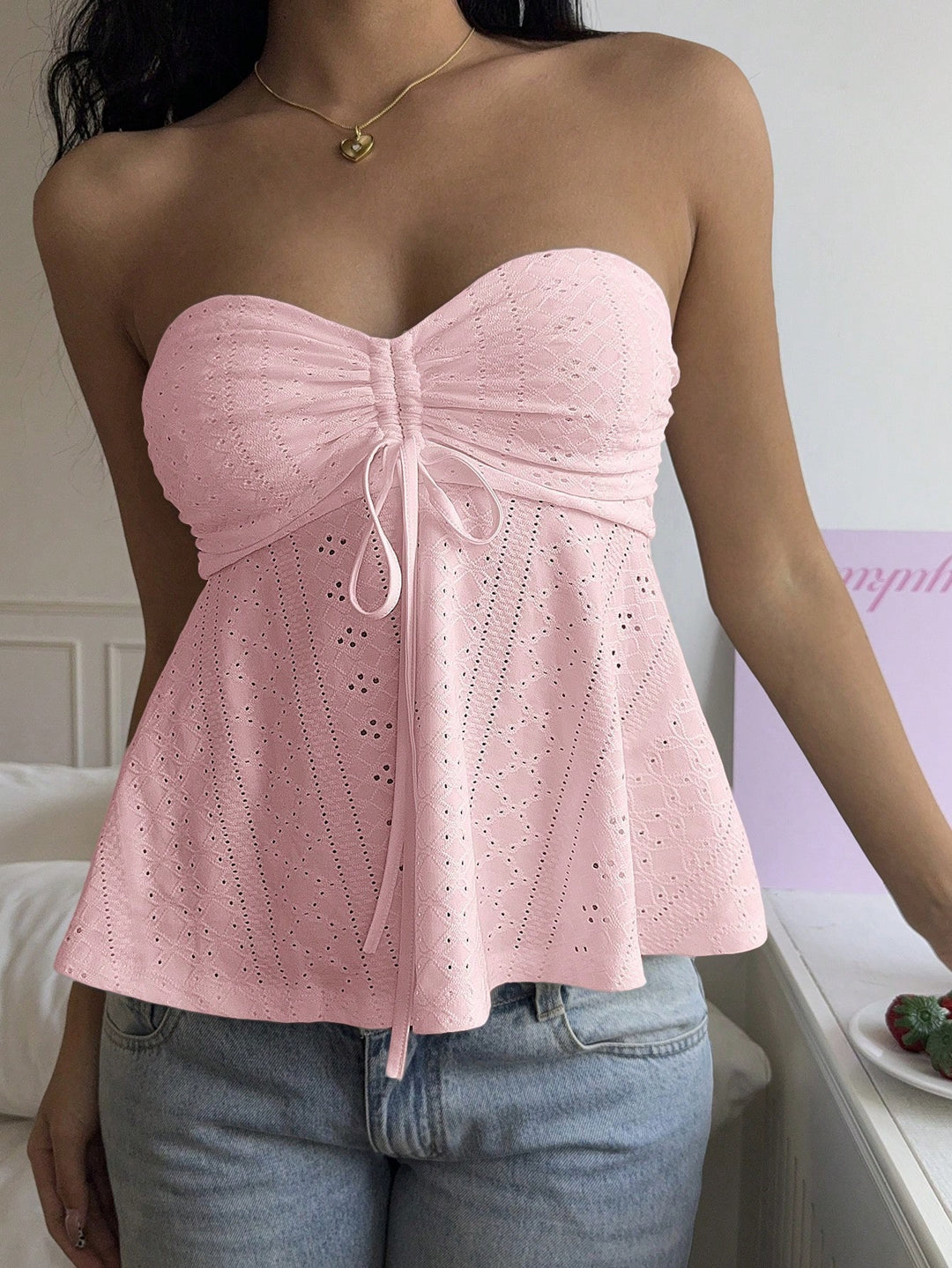 Blouse femme à épaules dénudées avec un élégant design en dentelle Levoire