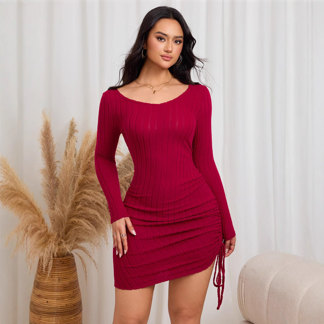Robe mini moulante pour femmes avec draperie et élégant col bateau Levoire