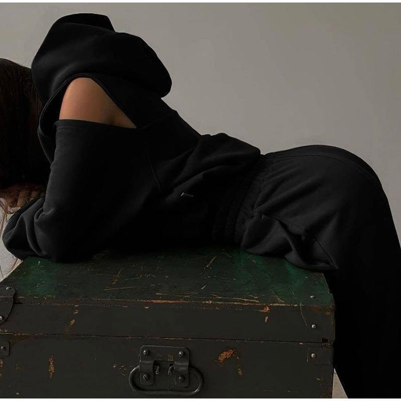 Haut de sweat à capuche stylé pour femmes avec épaules dénudées et coupe loose Levoire