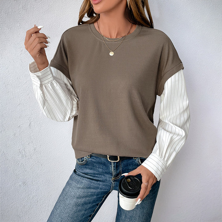 T-shirt féminin à la mode avec un look superposé créatif et des manches roulées élégantes Levoire