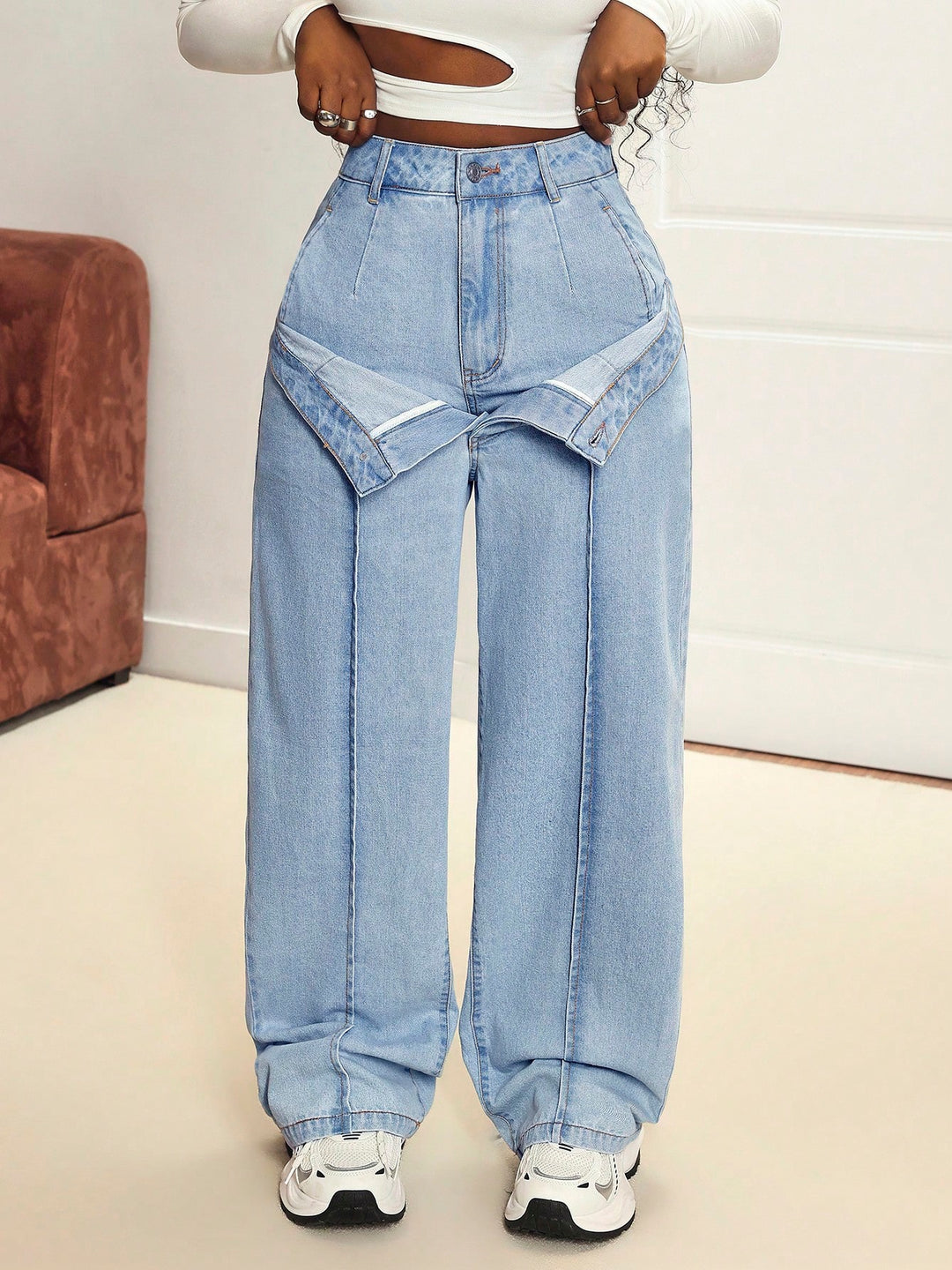 Jean large pour femmes avec une coupe innovante et un design asymétrique Levoire