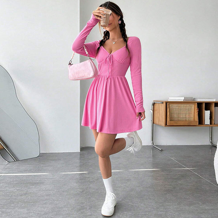 Robe mini décontractée pour femmes avec détail de nœud ludique et manches longues Levoire