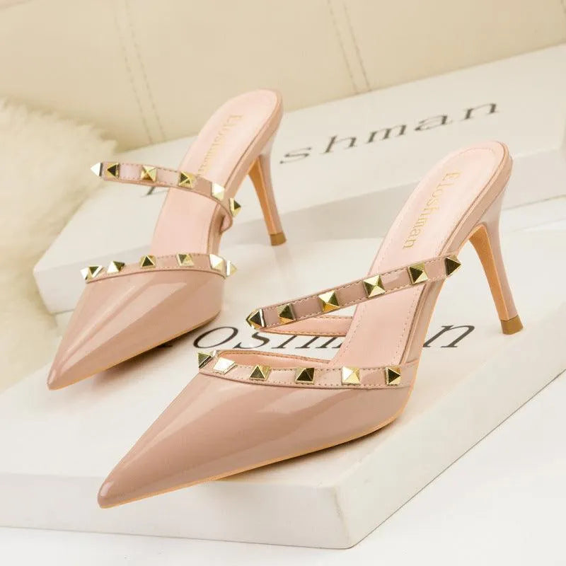 Levoire | Sandales pour femmes en cuir synthétique avec des clous en métal Nude