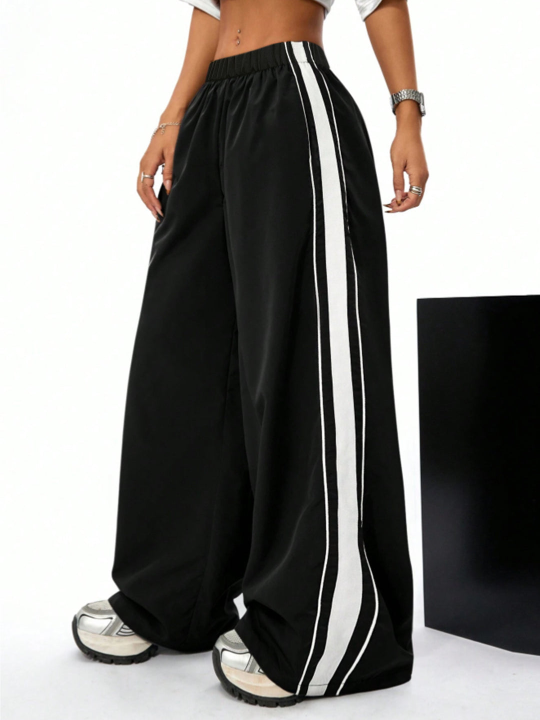 Pantalons de sport larges pour femmes avec des rayures contrastées sur les côtés Levoire
