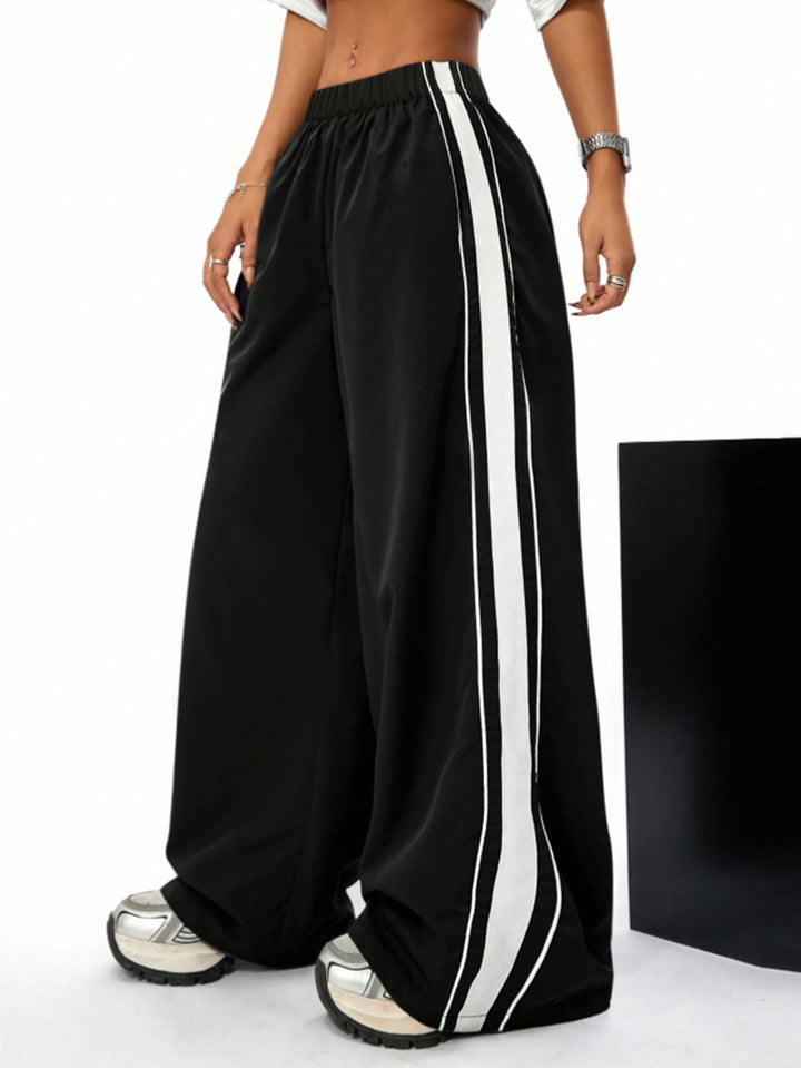Pantalons de sport larges pour femmes avec des rayures contrastées sur les côtés Levoire