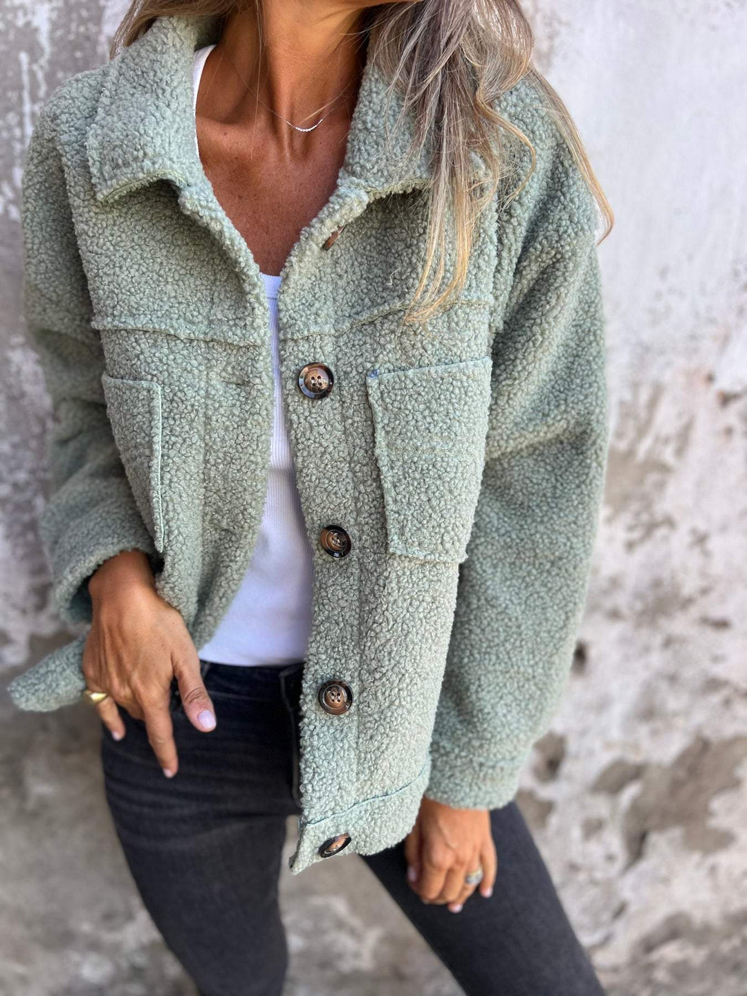 Veste oversized en peluche pour femmes avec poches pratiques et patte de boutonnage Levoire