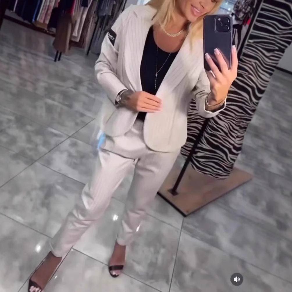 Ensemble de blazer élégant pour femmes avec des rayures à la mode et coupe ajustée Levoire