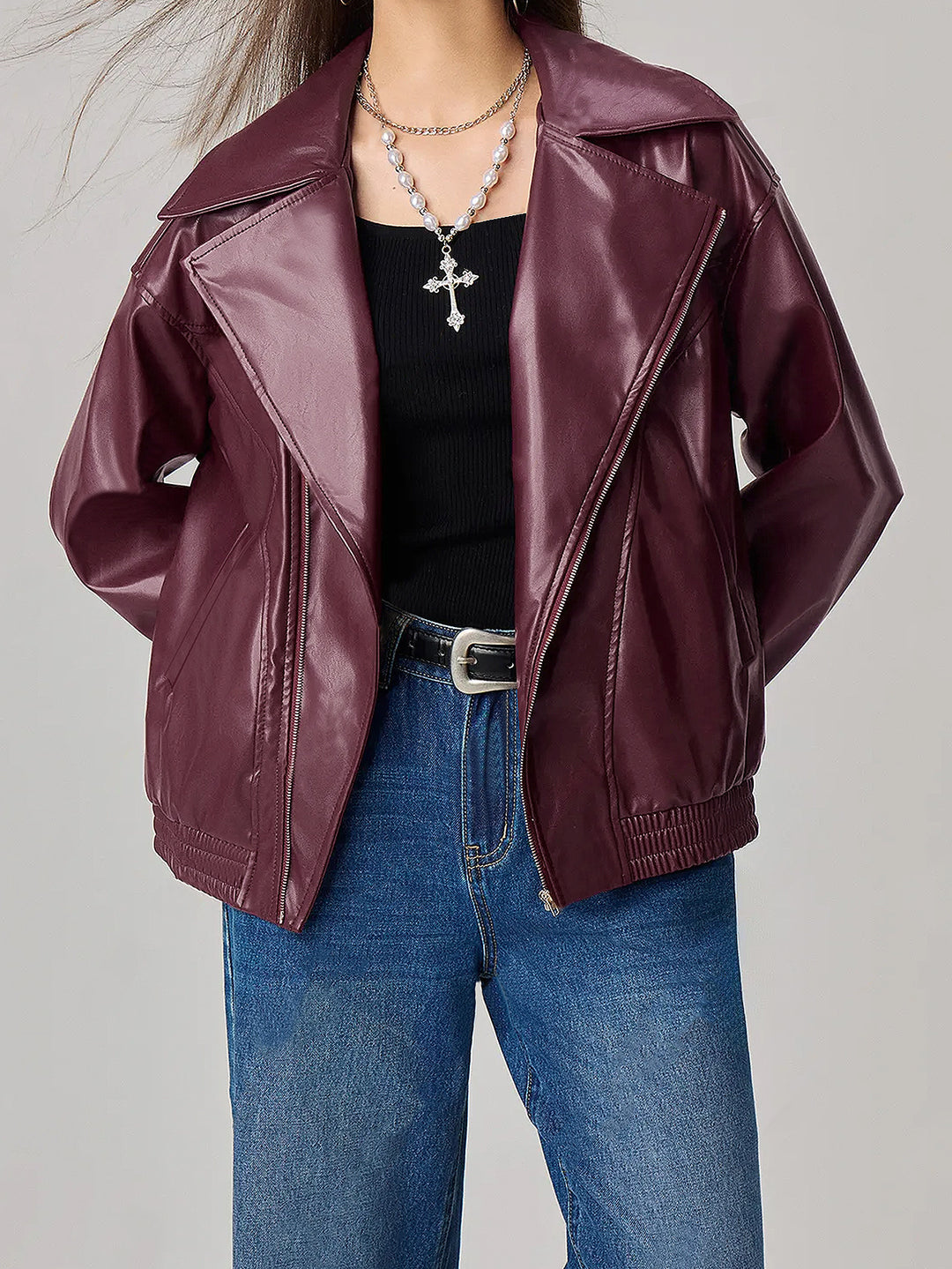 Veste en faux cuir pour femmes dans un style surdimensionné tendance avec des détails de fermeture éclair étroits Levoire