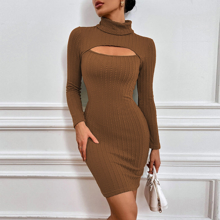 Robe en tricot pour femme avec col roulé élégant et détails décolletés à la mode Levoire