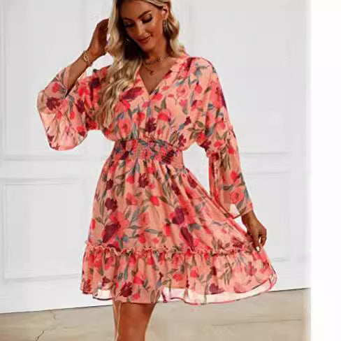 Robe décontractée pour femmes avec une silhouette aérienne et un design floral Levoire