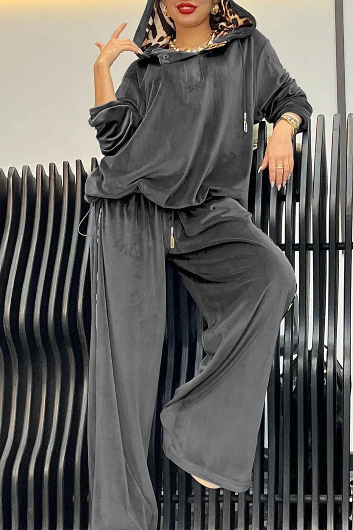 Costume de détente confortable pour femme avec capuche et finition satinée élégante Levoire