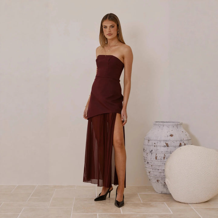 Robe de soirée élégante pour femme avec coupe asymétrique et fente séduisante Levoire