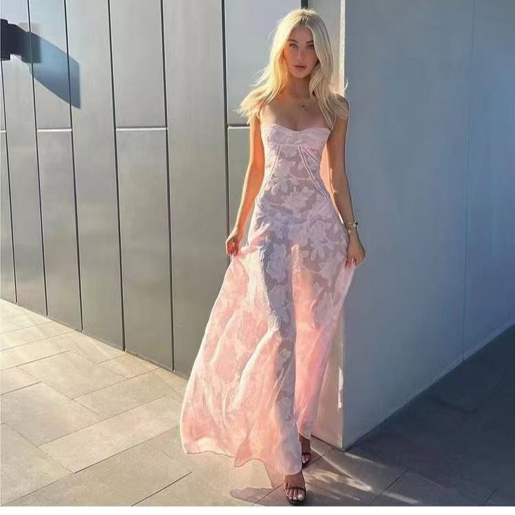 Robe longue en dentelle pour femmes avec un haut en matériau transparent et une coupe élégante Levoire