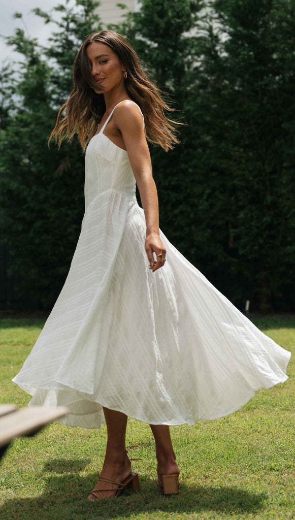 Robe maxi sans manches pour femmes avec jupe fluide et coupe sophistiquée Levoire