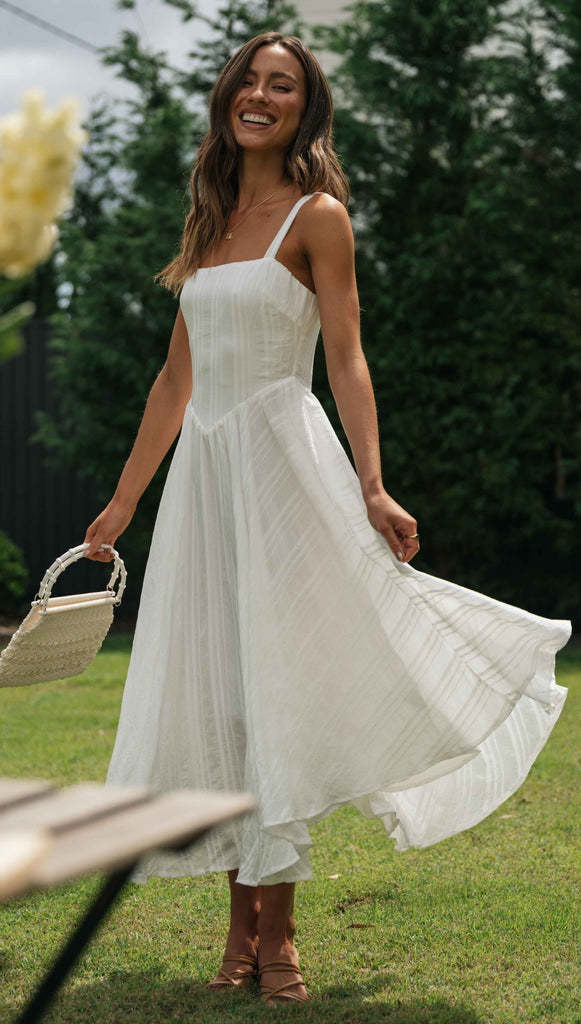 Robe maxi sans manches pour femmes avec jupe fluide et coupe sophistiquée Levoire