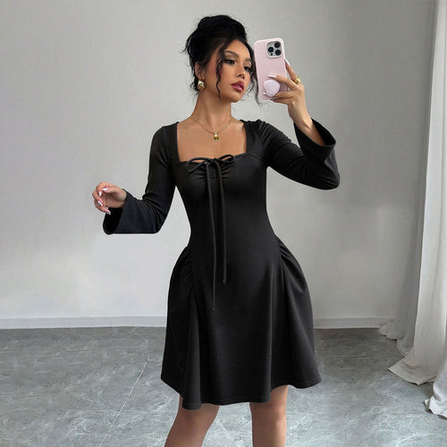 Robe femme longueur genou avec des détails de volants sophistiqués et une coupe ajustée Levoire