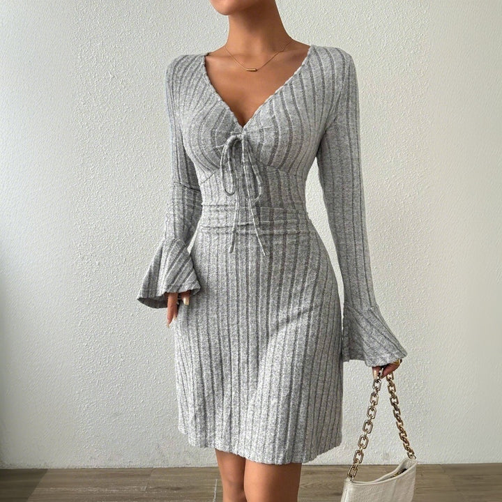 Robe tricotée pour femmes avec décolleté en V profond et liens élégants Levoire