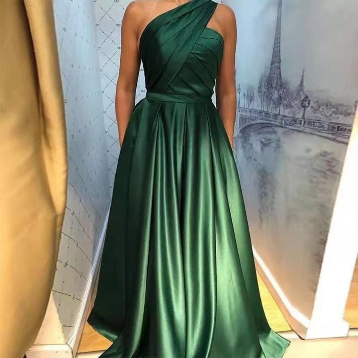 Levoire | Robe de soirée minimaliste à une épaule élégante