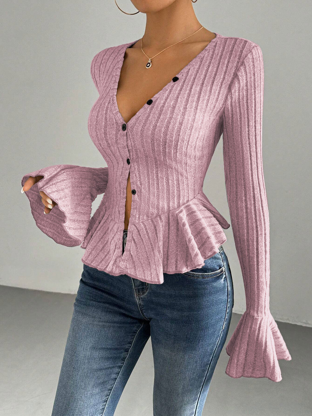Cardigan féminin à la mode avec silhouette cintrée et détails de volants décoratifs Levoire