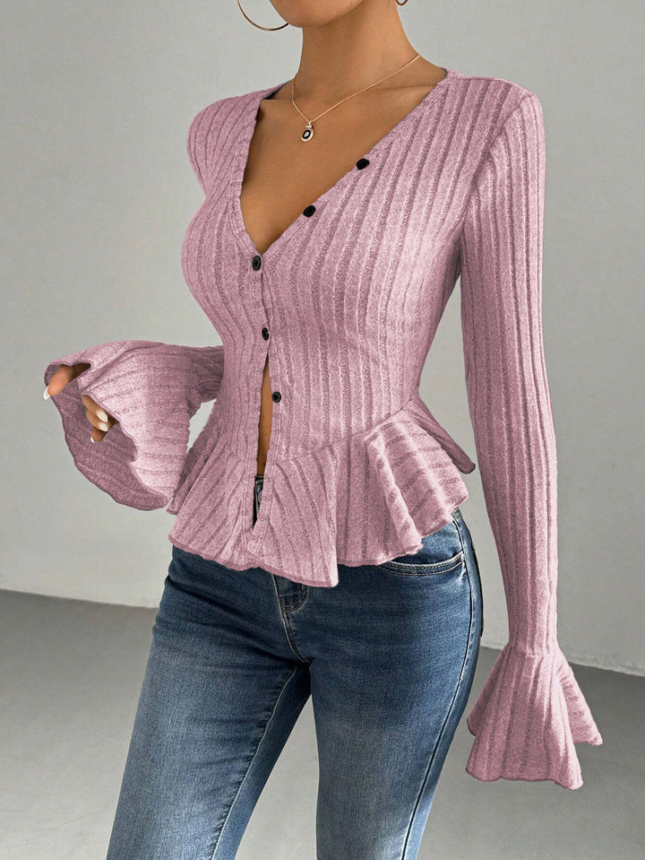 Cardigan féminin à la mode avec silhouette cintrée et détails de volants décoratifs Levoire