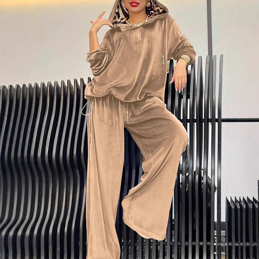 Costume de détente confortable pour femme avec capuche et finition satinée élégante Levoire