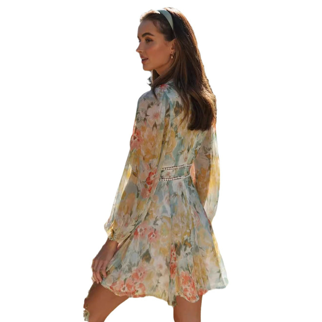 Robe en chiffon romantique pour femmes avec des accents floraux et décolleté en V profond Levoire