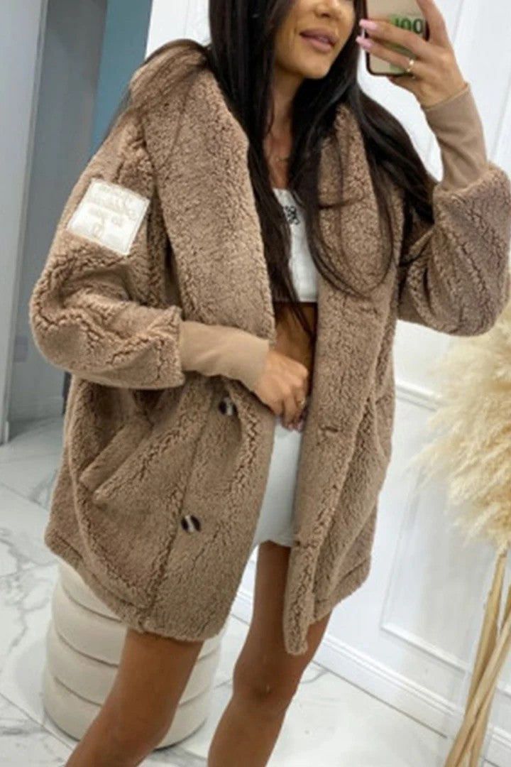 Veste en fourrure teddy pour femmes avec col classique et poches pratiques Levoire