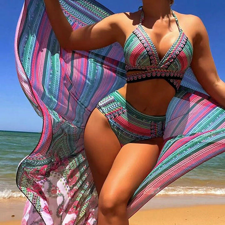 Levoire | Maillot de bain trois pièces style rétro ethnique avec châle et soutien-gorge croisé. Disponible en bleu, vert et rouge. Idéal pour l'été 2024 Couleur verte