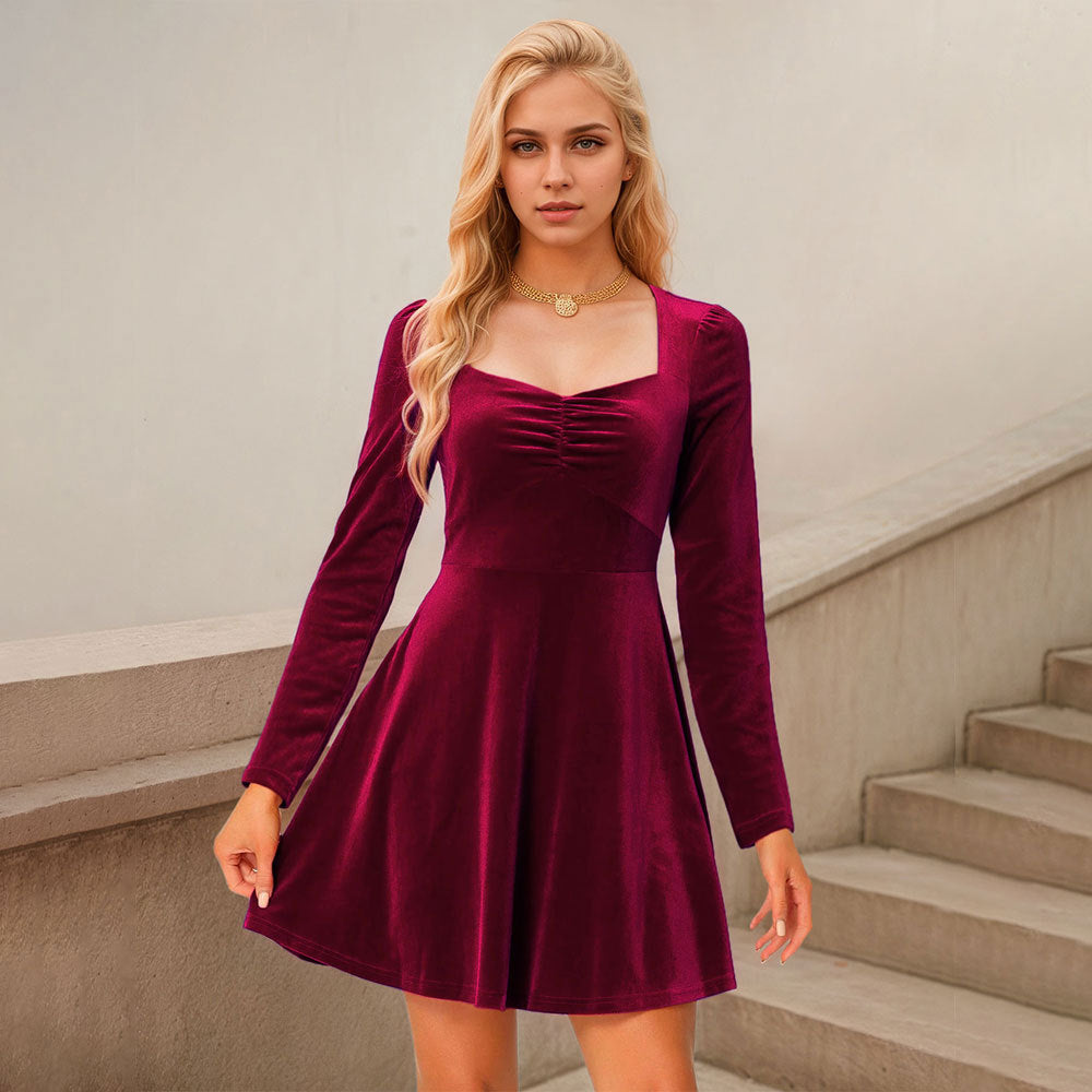 Robe minidress en velours pour femmes avec décolleté carré et manches longues Levoire