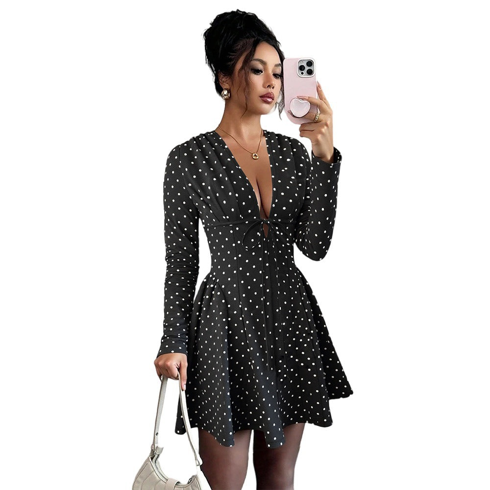 Robe mini pour femmes avec des pois et un élégant décolleté en V Levoire