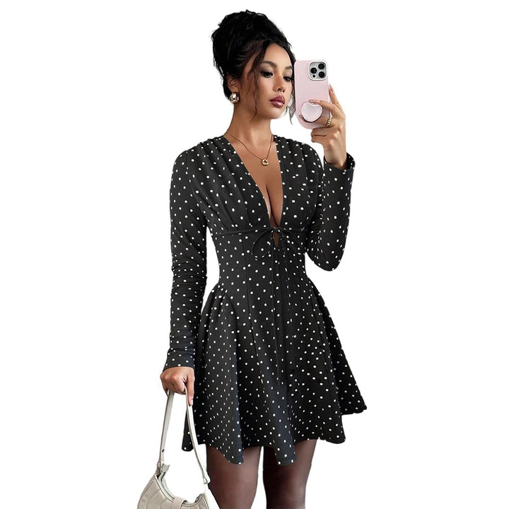 Robe mini pour femmes avec des pois et un élégant décolleté en V Levoire