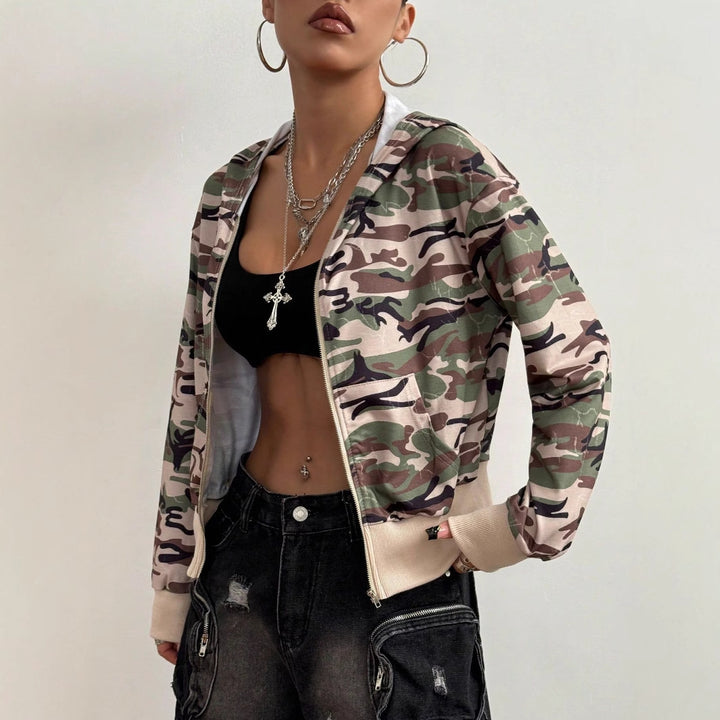 Veste à capuche courte pour femmes en style camouflage moderne Levoire