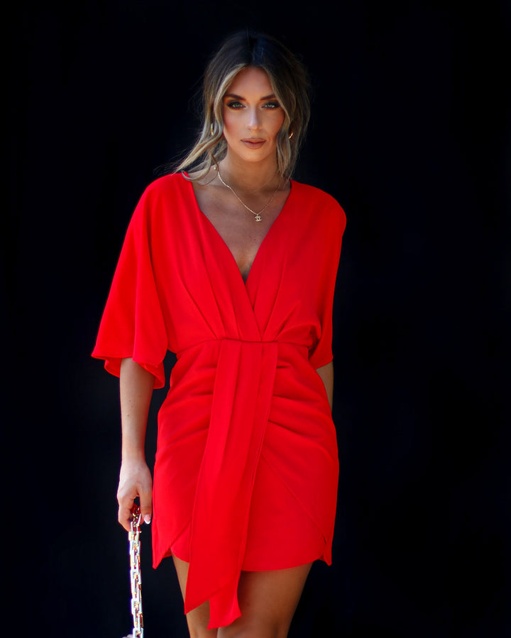 Robe portefeuille élégante pour femmes avec décolleté en V profond et tissu fluide Levoire