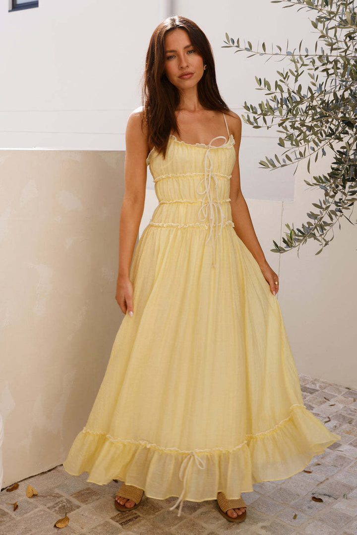 Robe maxi aérienne pour femmes avec détails volants et liens ajustables Levoire