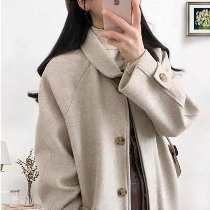 Manteau féminin élégant à coupe décontractée avec patte de boutonnage Levoire
